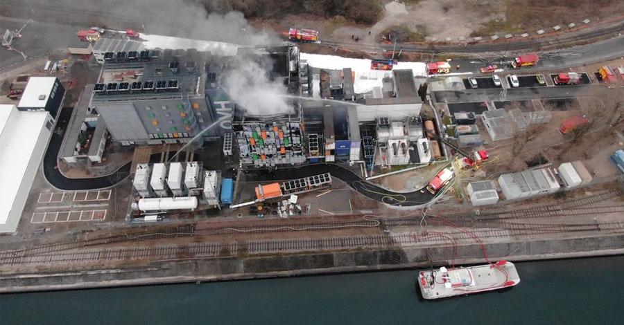 Um barco franco-alemão, o Europa1, foi utilizado para ajudar a conter o incêndio. Foto: SDIS du Bas-Rhin via Twitter.