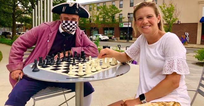 pirata xadrez mulher na praça